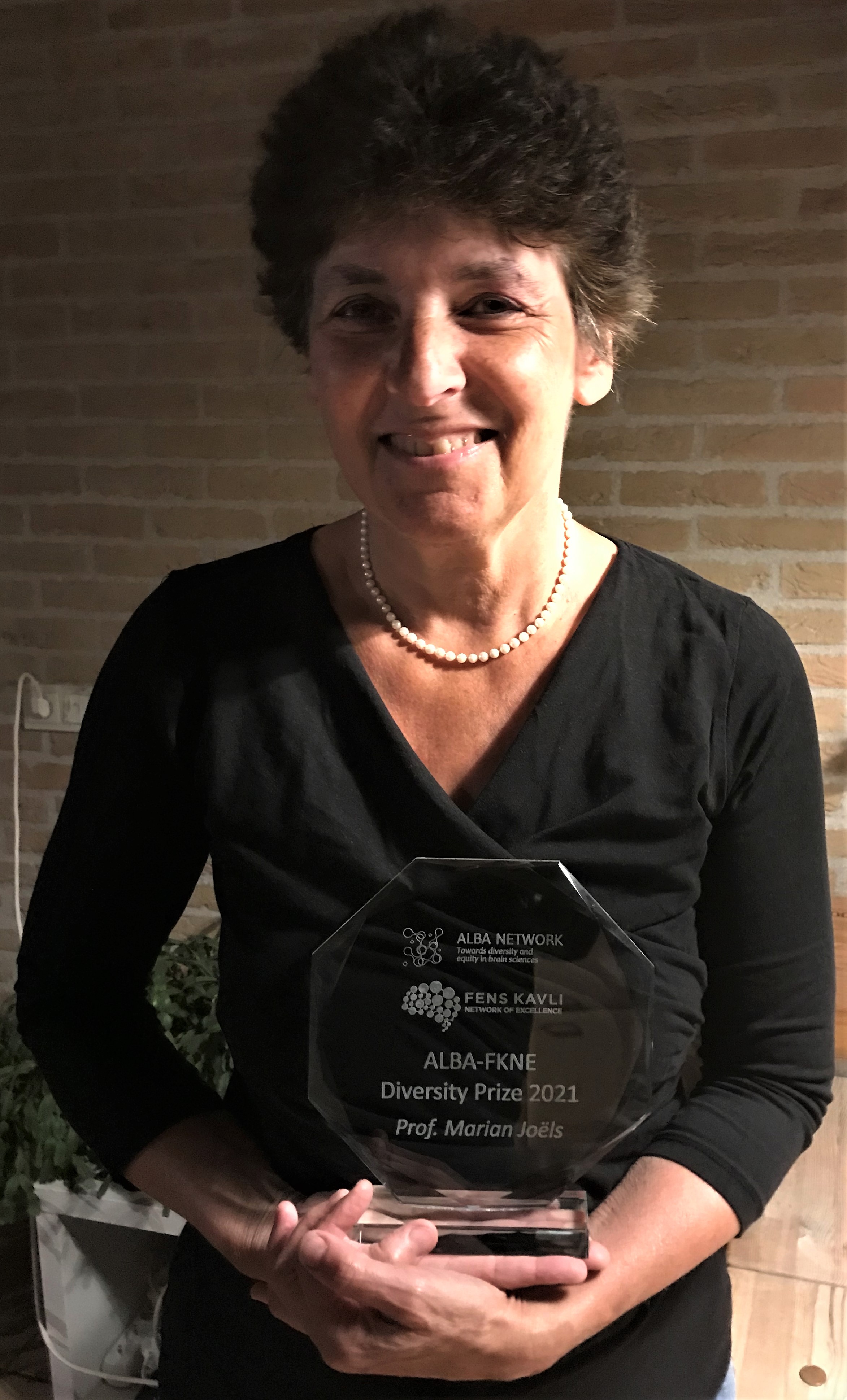 Marian Joëls posing with her award